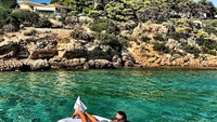 Ini gayanya saat berada di laut Yunani. (emirbahadir/Instagram)