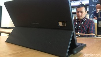 Ketika aksesori ini menyatu, tablet ini jadi seperti laptop. Foto: Agus Tri Haryanto/detikINET