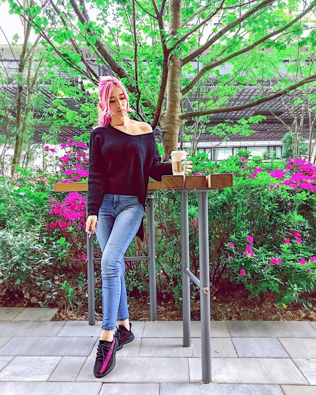 Ini gaya kasual Leng Sean saat mengenakan sneakers hitam yang senada dengan warna bajunya. Foto: Instagram @lengsean