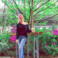 Ini gaya kasual Leng Sean saat mengenakan sneakers hitam yang senada dengan warna bajunya. Foto: Instagram @lengsean