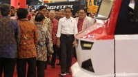 Jokowi meninjau pameran otomotif yang digelar di ICE BSD City, Tangerang Selatan, Banten, Kamis (2/8/2018). 