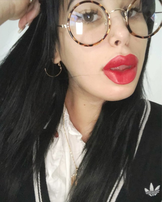 Setelah operasi payudara, wanita 24 tahun itu juga melakukan pembesaran bokong hingga filler bibir. Dari berbagai prosedur kecantikan yang ia lakukan, Nadia telah menghabiskan biaya 15 ribu poundsterling atau sekitar Rp 285 juta.  Foto: Instagram/@ nadiabarbie__