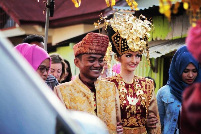 Bayu Kumbara, pria asal Padang, Sumatera Barat menikahi turi cantik Jennifer. Bibit cinta di antara mereka pun tumbuh saat bule cantik asal Inggris ini berlibur ke Padang. Foto: Facebook