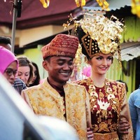 Bayu Kumbara, pria asal Padang, Sumatera Barat menikahi turi cantik Jennifer. Bibit cinta di antara mereka pun tumbuh saat bule cantik asal Inggris ini berlibur ke Padang. Foto: Facebook