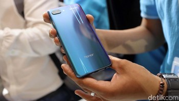 Honor 10 menawarkan tampilan futuristik dengan desain warna yang tidak monoton dan terus berubah.
