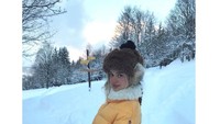 Tak hanya ke pantai, Lady Amelia juga suka main ski. Ini saat dia berski ria di Meribel, sebuah resort ski mewah di Pegunungan Alps. Wah, keren! (Instagram/@amelwindsor)