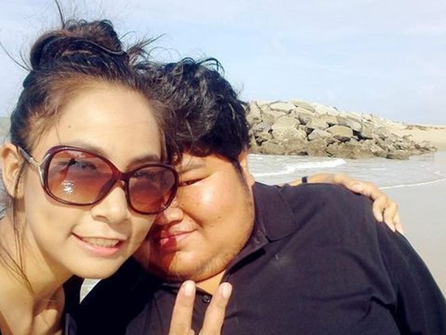 Cerita pasangan asal Thailand ini menghangatkan hati netizen. Puwadol Kumthai yang memiliki paras cantik dengan berat 44 kilogram jatuh cinta pada Kudi yang memiliki berat tubuh 120 kilogram karena kebaikan hatinya. Meskipun kerap dibully karena perbedaan fisik, mereka pun menikah setelah menjalani pacaran selama 10 tahun. Foto: Facebook