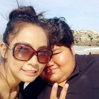 Cerita pasangan asal Thailand ini menghangatkan hati netizen. Puwadol Kumthai yang memiliki paras cantik dengan berat 44 kilogram jatuh cinta pada Kudi yang memiliki berat tubuh 120 kilogram karena kebaikan hatinya. Meskipun kerap dibully karena perbedaan fisik, mereka pun menikah setelah menjalani pacaran selama 10 tahun. Foto: Facebook