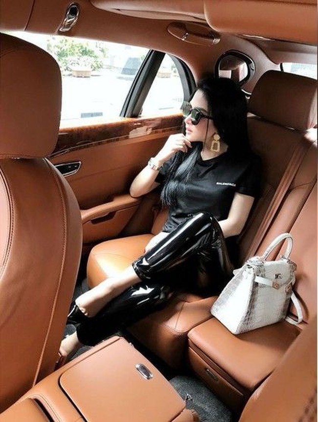 Berpose di dalam mobil, Syahrini terlihat ditemani tas Hermes Kelly Niloticus Himalayan yang harganya lebih dari Rp 1,5 miliar. Foto: Instagram fashionsyahrini