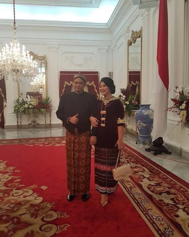 Kahiyang Ayu dan Bobby Nasution berpose mesra usai menghadiri upacara kemerdekaan RI 17 Agustus 2017 di Istana Negara. Kahiyang dan Bobby bertukar baju adat. Putri kedua Jokowi itu memakai kain ulos khas Batak, sedangkan Bobby mengenakan baju adat Jawa. Dia melengkapi penampilannya dengan tas Chanel. Foto: Instagram ayanggkahiyang