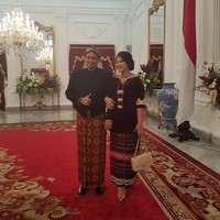 Kahiyang Ayu dan Bobby Nasution berpose mesra usai menghadiri upacara kemerdekaan RI 17 Agustus 2017 di Istana Negara. Kahiyang dan Bobby bertukar baju adat. Putri kedua Jokowi itu memakai kain ulos khas Batak, sedangkan Bobby mengenakan baju adat Jawa. Dia melengkapi penampilannya dengan tas Chanel. Foto: Instagram ayanggkahiyang