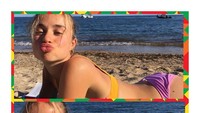 Dalam foto paparazzi yang beredar di dunia maya, Lady Amelia terlihat mengumbar payudaranya. Dia melakukan itu ketika liburan di Ibiza, Spanyol. Di Instagram, Amel memang sering memamerkan foto dirinya berbikini. (Instagram/@amelwindsor)