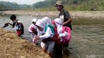 Miris, Anak-anak di Sukabumi Terobos Sungai untuk Sekolah