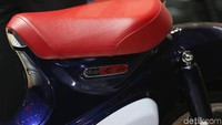Jok single seat begitu mencolok dengan warna merah menyala.