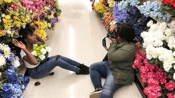 Pajangan di etalase toko bisa dimanfaatkan juga lho. Foto: Lifebuzz