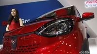 Berbagai mobil canggih mejeng di pameran tahunan Gaikindo Indonesia International Auto Show (GIIAS) 2018. Untuk produsen mobil asal China, Wuling Motors, mereka membawa satu unit SUV dan mobil listrik imut yang dipanggil Wuling E100.
