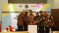 Anies bersama pejabat terkait menekan tombol sirine tanda diresmikannya venue berkuda (equestrian), Kamis (2/8/2018).