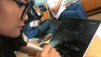 Bahkan pengguna bisa menulis dengan S-Pen tanpa harus menyalakan layar dan membuka kunci terlebih dahulu. Foto: Agus Tri Haryanto/detikINET
