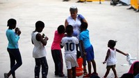Para imigran menjelajahi lautan tak hanya seorang diri. Seringkali mereka membawa serta keluarga untuk memulai hidup baru di benua biru. Juan Medina/Reuters.
