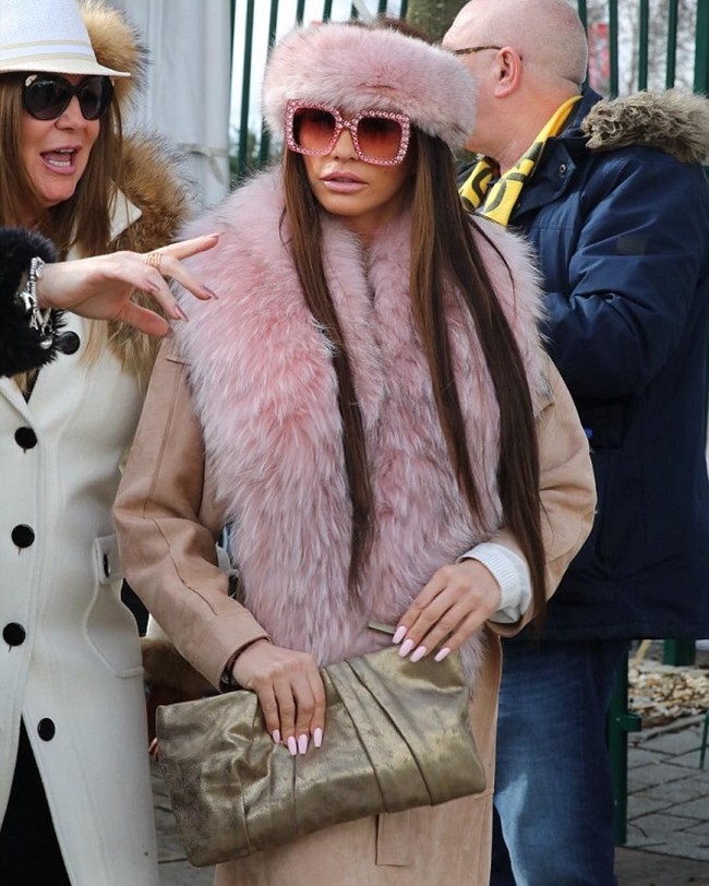 Untuk perawatan kecantikan, Katie melakukan sejumlah tretment yang menghabiskan biaya yang tidak sedikit. Untuk menikur dan pedikur, wanita 40 tahun itu melakukannya dua kali seminggu dengan biaya Rp 28 juta.  Foto: Instagram