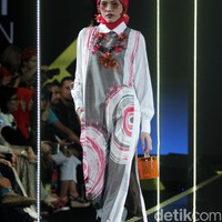 Koleksi terbaru Dian Pelangi yang menampilkan tema Pesona di Jakarta Modest Fashion Week 2018, Atrium Gandaria City Jakarta, Minggu [29/7/2018]. Foto: Mohammad Abduh/Wolipop