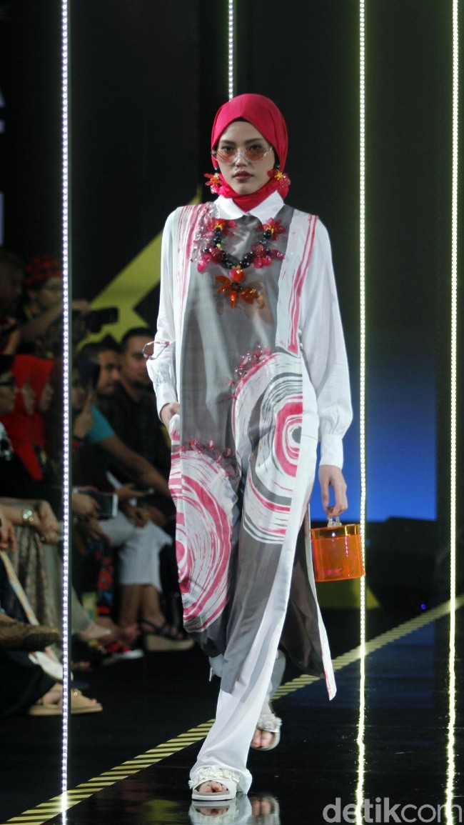 Koleksi terbaru Dian Pelangi yang menampilkan tema Pesona di Jakarta Modest Fashion Week 2018, Atrium Gandaria City Jakarta, Minggu [29/7/2018]. Foto: Mohammad Abduh/Wolipop