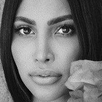 Saking miripnya, wanita 23 tahun itu disebut kembaran Kim Kardashian. Lihatlah di foto ini, wajah Kamilla tak ada beda dengan Kim Kardashian.  Foto: Instagram (@kamiosman)