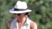 Meghan Markle mencuri perhatian saat menonton pertandingan polo. Saat itu, istri Pangeran Harry itu memakai sandal flat dengan harga US$ 245 atau sekitar Rp 3 jutaan. Masih terjangkau kan? Foto: Dok. Instagram