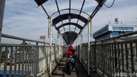Ditambah lagi, sejumlah pemotor nekat melintas JPO.