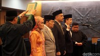 Para calon anggota MPR diambil sumpahmya saat proses pelantikan pergantian antarwaktu (PAW) anggota MPR.