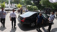 Wapres Jusuf Kalla (JK) mengantar Gubernur DKI Anies Baswedan ke Balai Kota. Sebelumnya, mereka bersama-sama meninjau fasilitas untuk Asian Games di GBK dan ke Wisma Atlet di Kemayoran (Foto: Setwapres)