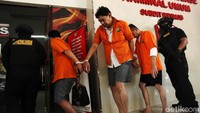 Tiga pelaku dihadirkan dalam rilis di Mapolda Metro Jaya, Jumat (3/8/2018).