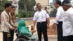 Momen Jokowi dan Ibunda Anies Ngobrol di Trotoar Thamrin