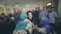 Tak hanya itu, pelantun Sesuatu itu juga terlihat berbaur, bermain dan bernyanyi bersama kakek-kakek dan nenek-nenek kala di panti jompo. Foto: Dok. Instagram/princessyahrini