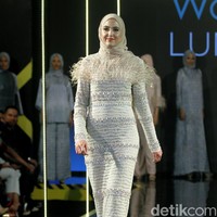 Karya busana terbaru dari Khanaan Salman yang mengangkat tema Saba di Jakarta Modest Fashion Week, Artium Gandaria City, Jakarta, Minggu [29/72018]. Foto: Mohammad Abduh/Wolipop