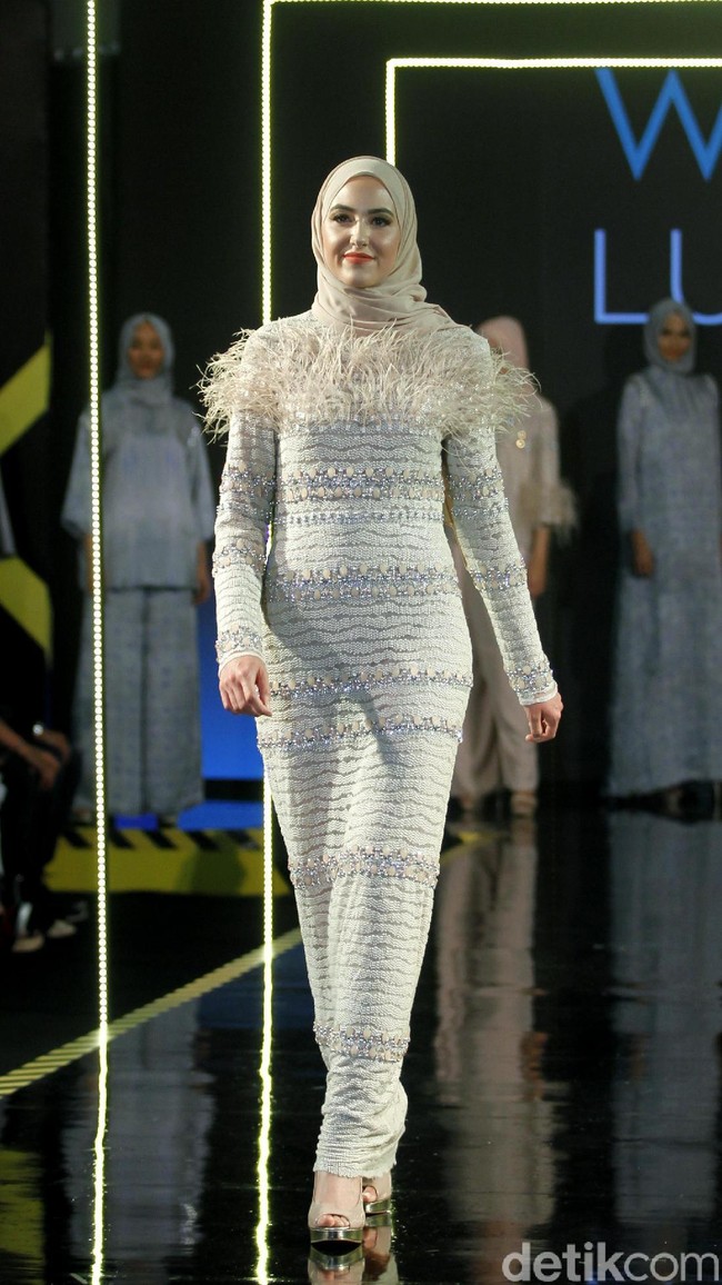 Karya busana terbaru dari Khanaan Salman yang mengangkat tema Saba di Jakarta Modest Fashion Week, Artium Gandaria City, Jakarta, Minggu [29/72018]. Foto: Mohammad Abduh/Wolipop