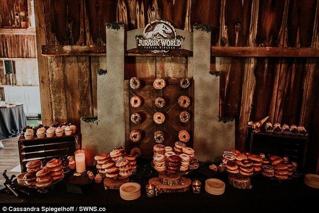 Tema Jurassic Park ada hingga di detail pernikahan mereka. Mulai dari dessert table, hingga suvenir. Foto: Dok. Cassandra Spiegelhoff Photography