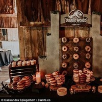 Tema Jurassic Park ada hingga di detail pernikahan mereka. Mulai dari dessert table, hingga suvenir. Foto: Dok. Cassandra Spiegelhoff Photography