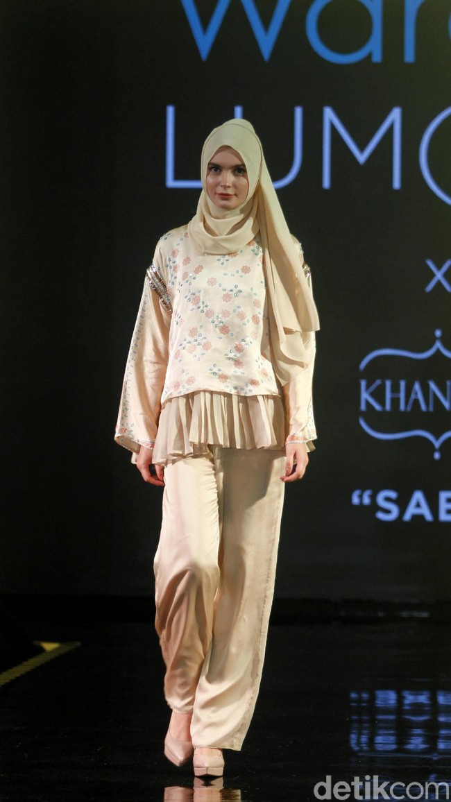 Karya busana terbaru dari Khanaan Salman yang mengangkat tema Saba di Jakarta Modest Fashion Week, Artium Gandaria City, Jakarta, Minggu [29/72018]. Foto: Mohammad Abduh/Wolipop