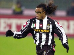 Gagal bersinar di AC Milan, Edgar Davids sukses bersama Juventus sejak dibeli pada musim 1997. Bersama Si Nyonya Tua, gelandang asal Belanda itu menjadi pemain inti Marcelo Lippi dan turut mempersembahkan tiga gelar Scudetto serta dua Piala Supercoppa Italia. (Foto: Grazia Neri/Getty Images).