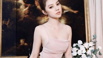 Selain menjadi model, Jolie menjadi pengusaha kosmetik. Foto: instagram.com/jolienguyennofficial