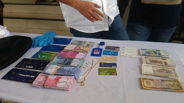 Barang bukti hasil penipuan modus hipnotis