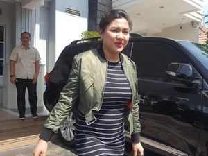 Jenguk Kahiyang, Vicky Shu: Kondisinya Sehat