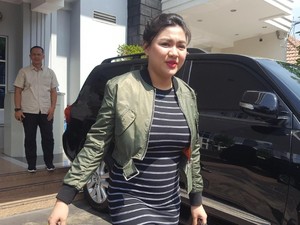 Jenguk Kahiyang, Vicky Shu: Kondisinya Sehat
