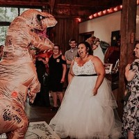 Pasangan Courtney McMillion dan Billy memiliki ketertarikan yang begitu besar pada film-film Jurassic Park. Film favorit pun berakhir menjadi tema yang unik bagi pernikahan mereka. Foto: Dok. Cassandra Spiegelhoff Photography