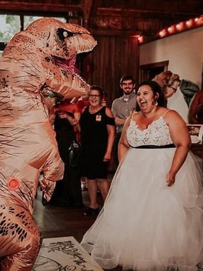 Pasangan Courtney McMillion dan Billy memiliki ketertarikan yang begitu besar pada film-film Jurassic Park. Film favorit pun berakhir menjadi tema yang unik bagi pernikahan mereka. Foto: Dok. Cassandra Spiegelhoff Photography