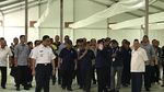Foto: Saat JK-Anies Makan Pisang untuk Cek Bau Kali Item