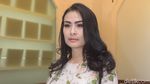 Senyum Iis Dahlia, Lagi Happy?