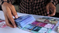 Polisi menggelar barang bukti.