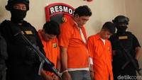 Para pelaku dihadirkan dengan memakai baju tahanan. Mereka juga terus menunduk saat rilis di Mapolda Metro Jaya.